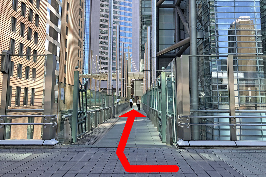 まっすぐな通路を入口から写した写真