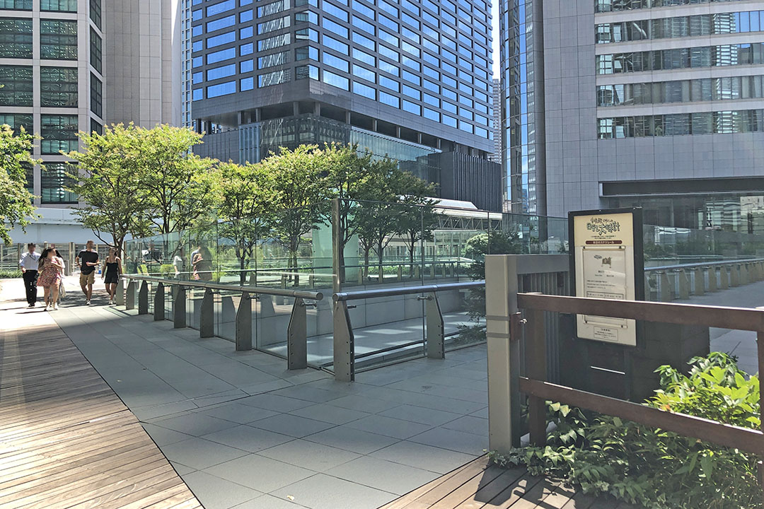 大時計下の広場と汐留駅前歩道橋の写真