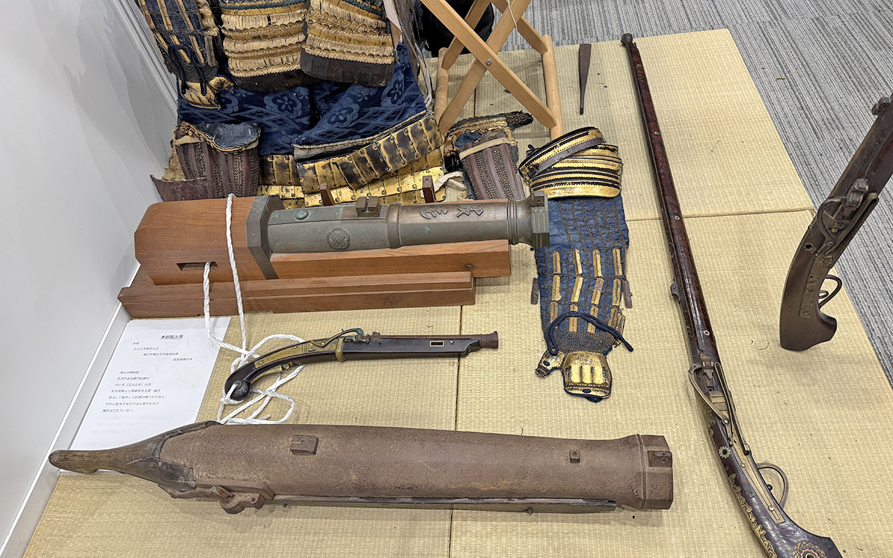 抱え大筒、馬上筒、火縄銃、鎧などの写真。手に取ることが出来ます