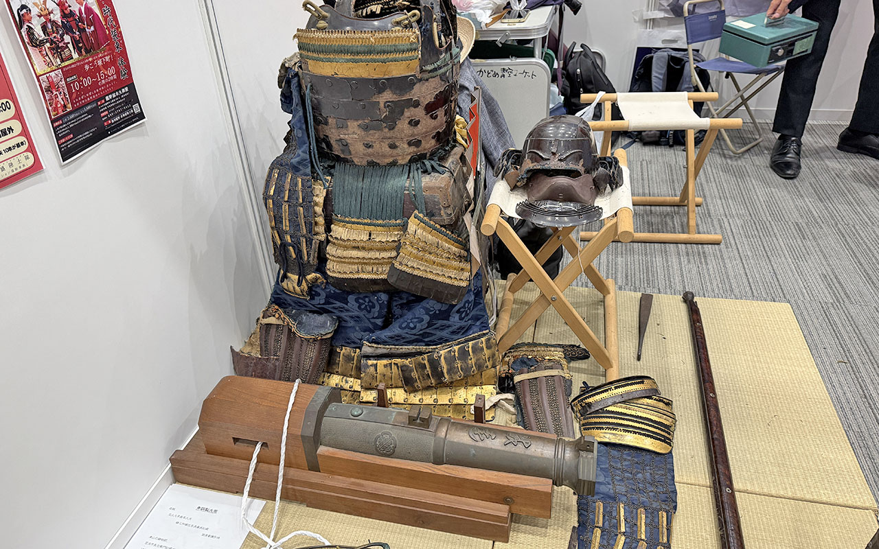 鎧と兜と抱え大筒の写真