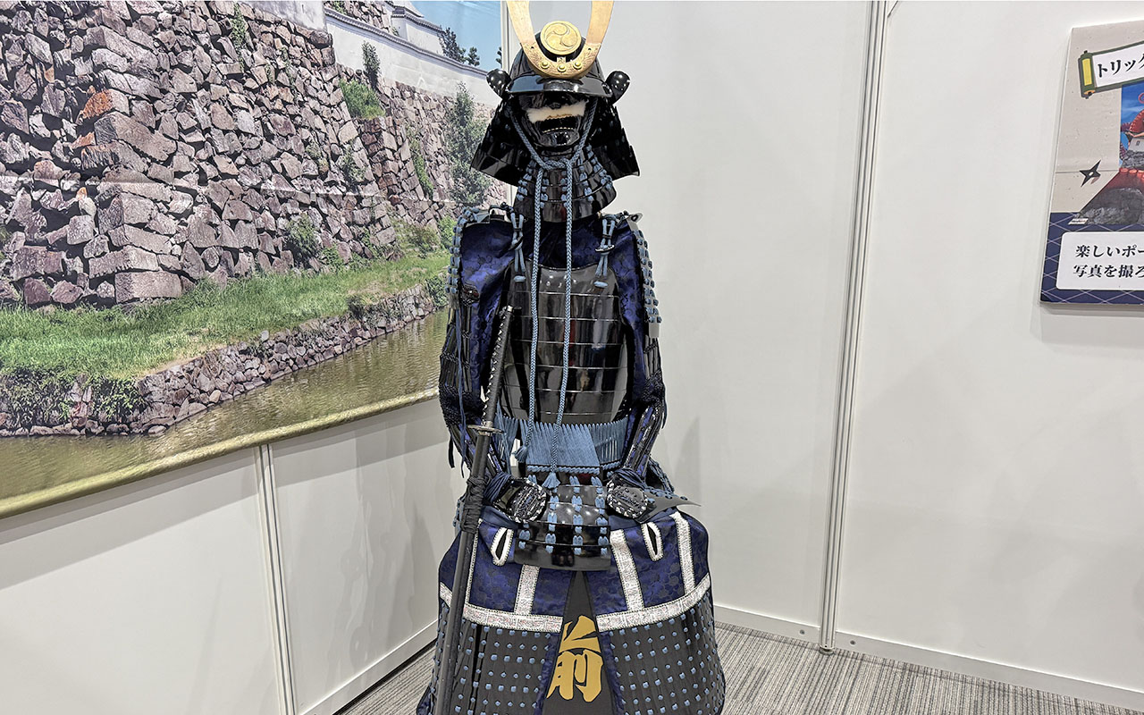リアル甲冑の写真。鎧、兜を身に着けることが出来ます