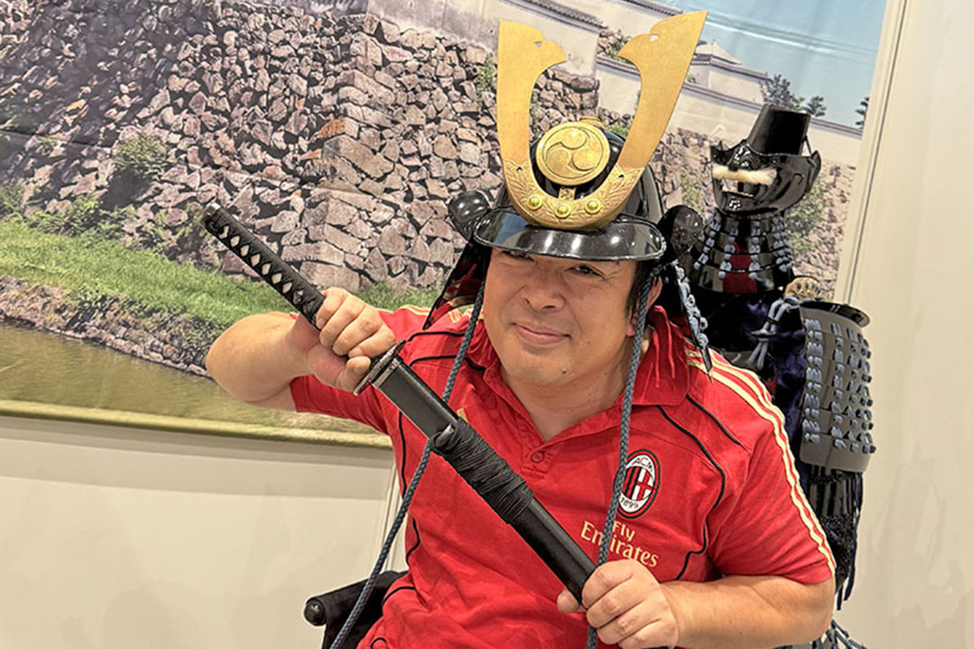 兜を被って刀を持った写真。鎧を着たかったです