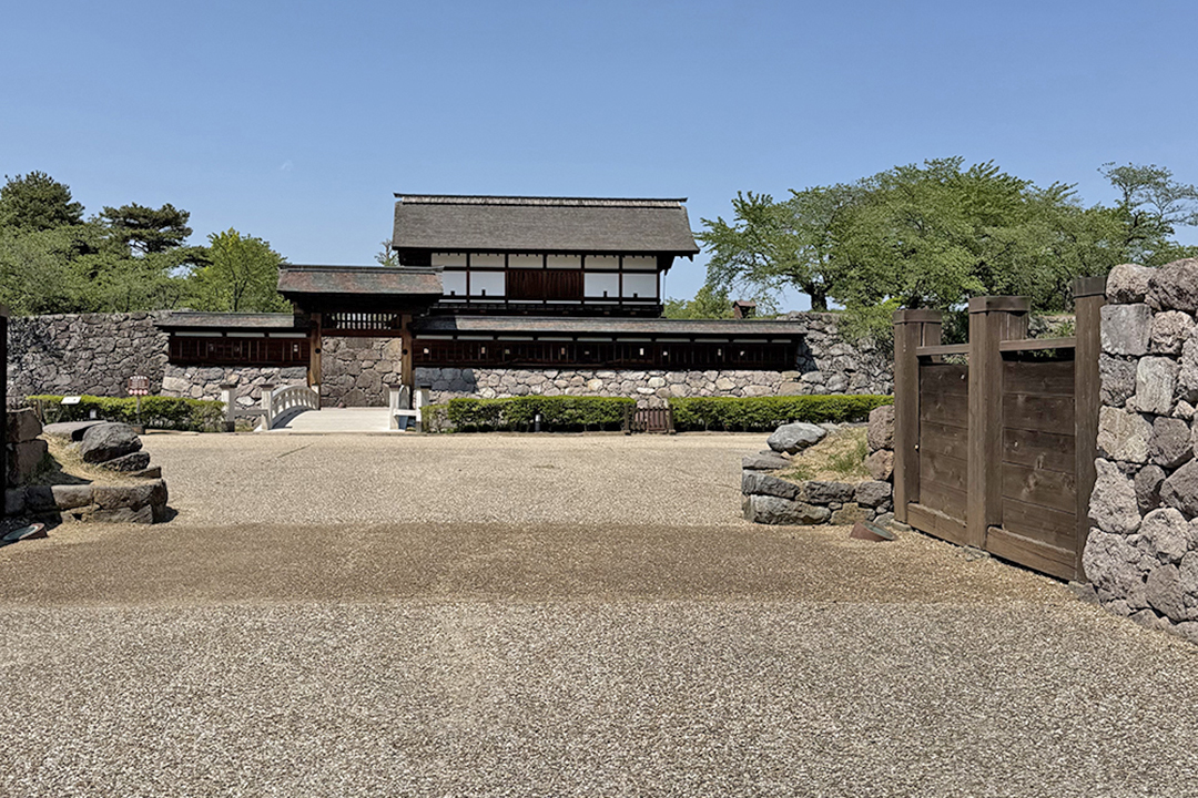 正面から見た松代城跡。石垣と門と緑の混同が良かったです