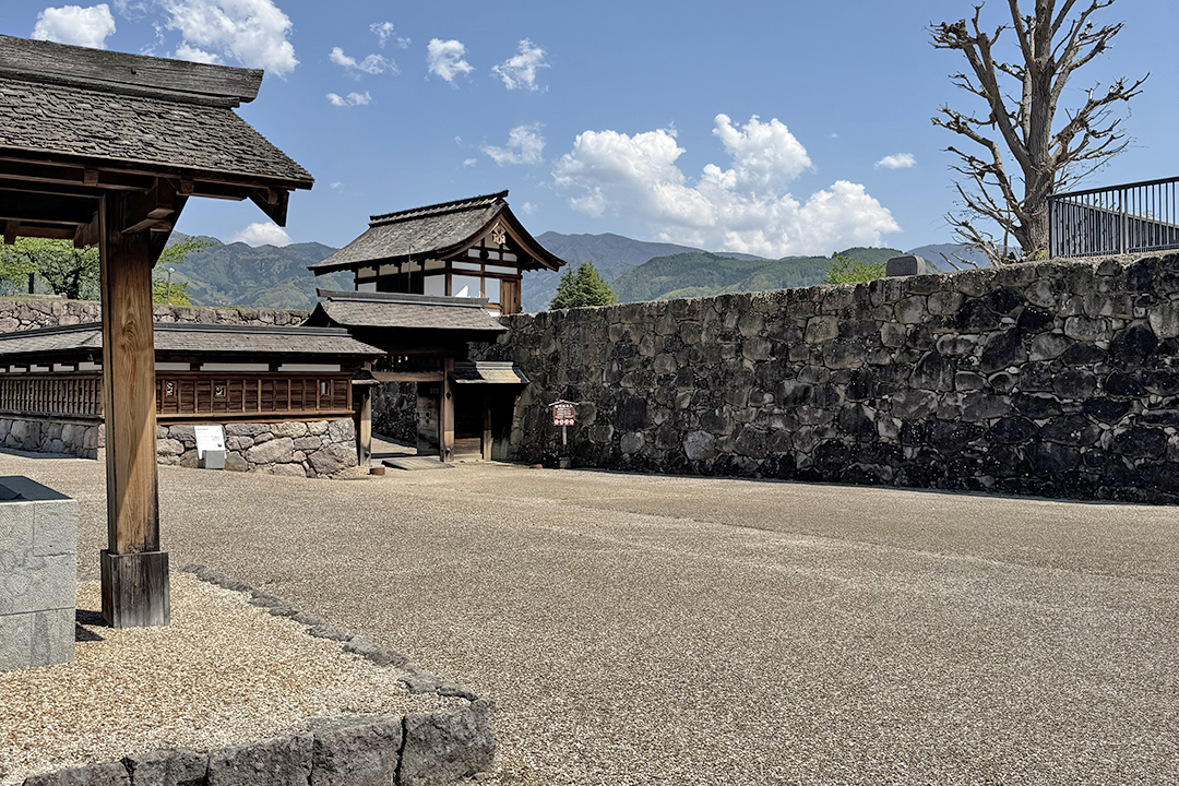 井戸跡から見た北不明門と石垣