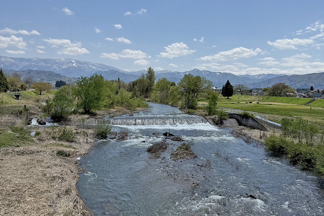 米沢の相生橋から見た最上川と山形の山々