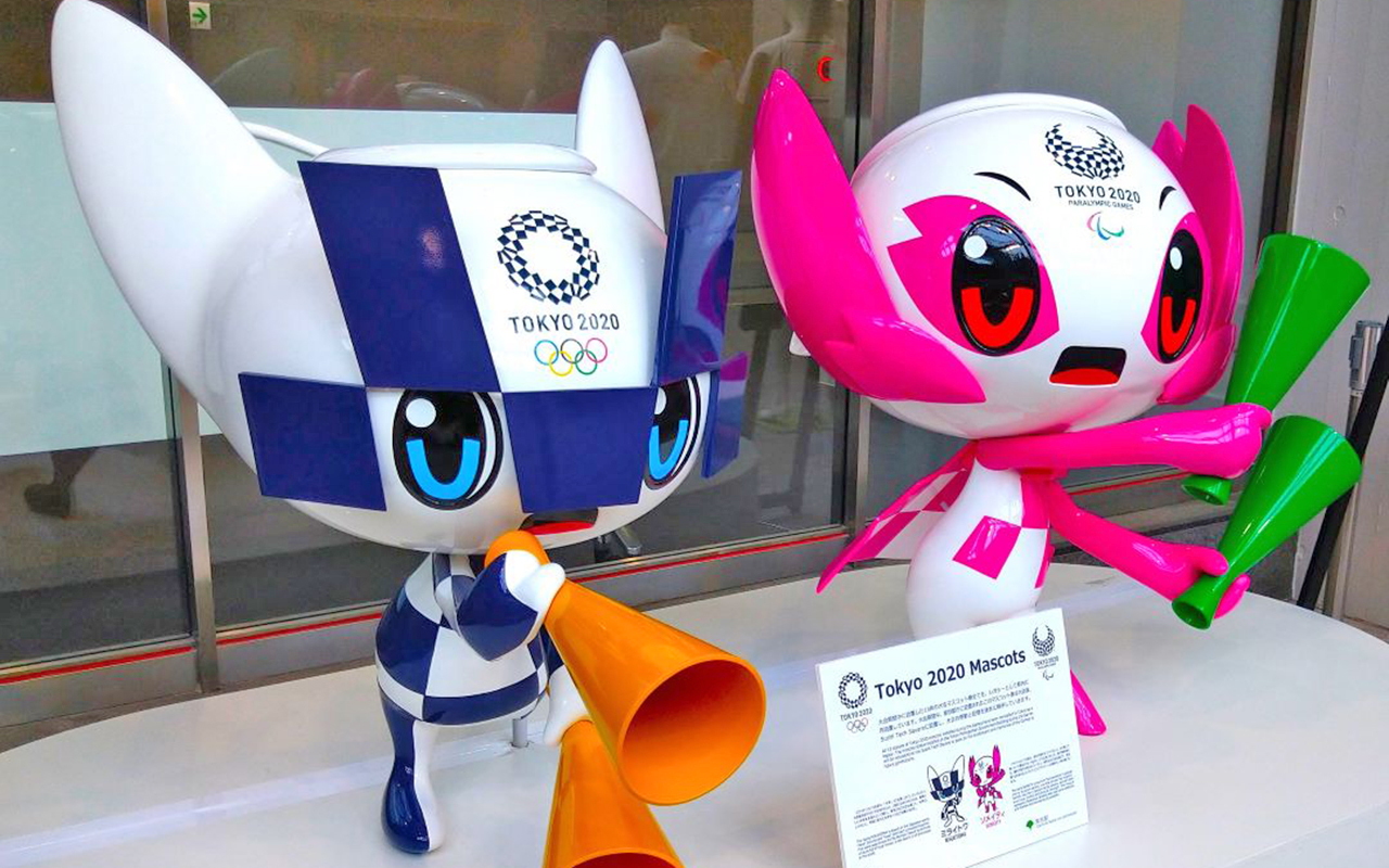 オリンピックマスコットのミライトワ(青)とパラリンピックマスコットのソメイティ(ピンク)