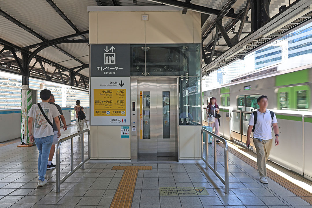ホーム（2F）から改札階（1F）へ行くAエレベーター入口