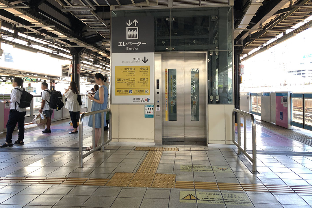 ホーム（2F）から改札階（1F）へ行くBエレベーター入口