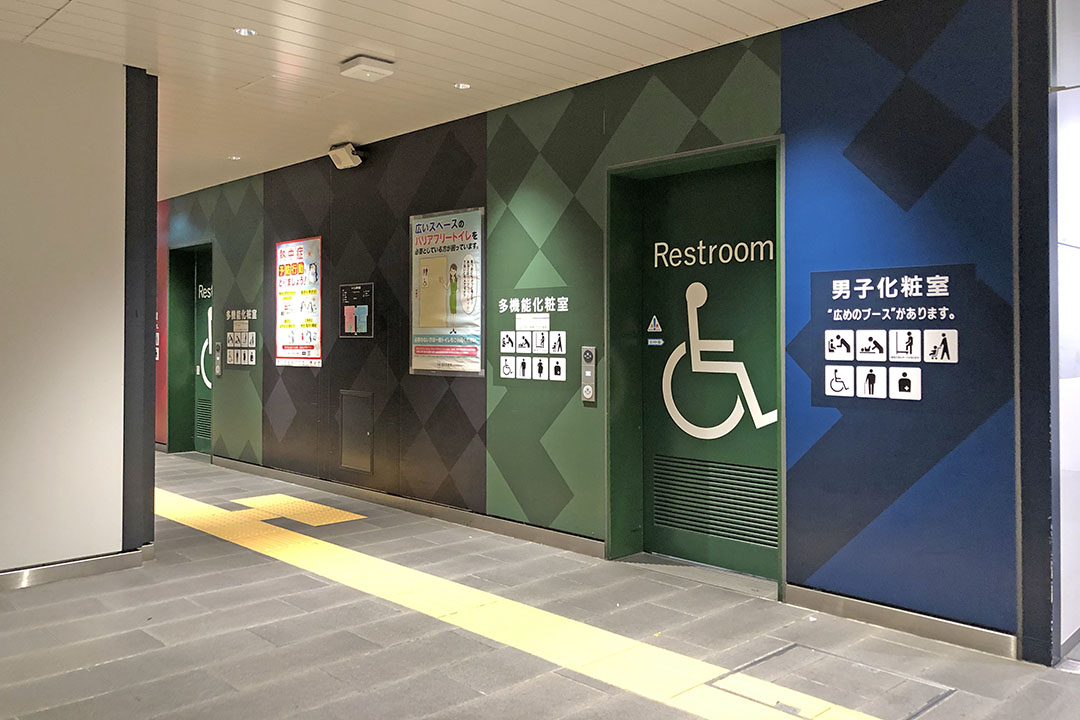 Bエレベーターを降りた通路にある多機能化粧室の入口２カ所を写した写真