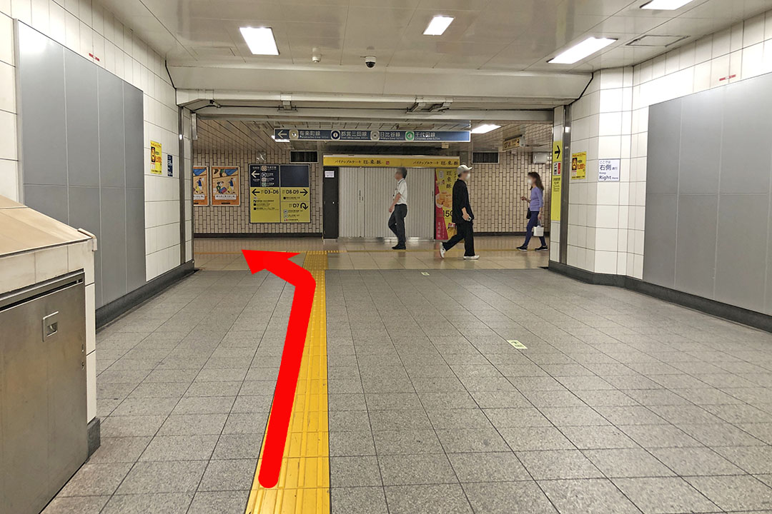 エレベーターを降りて通路の突き当たりまでを写した写真