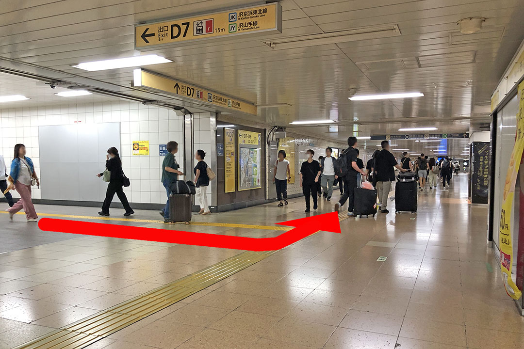 突き当たり付近から左方向の通路を写した写真