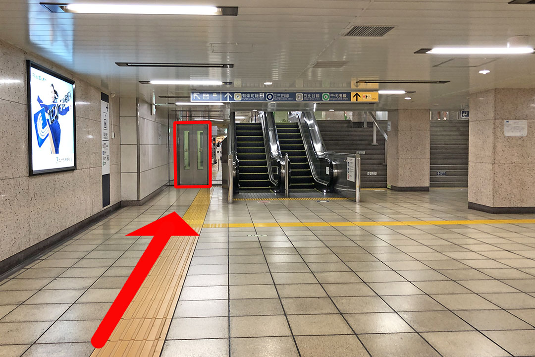通路の先にある階段やエスカレーターの左端にある段差解消エレベーター