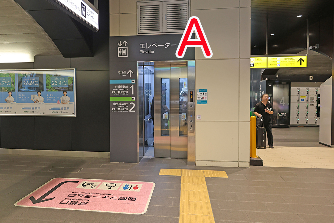 改札階（1F）からホーム（2F）へ行くAエレベーター入口