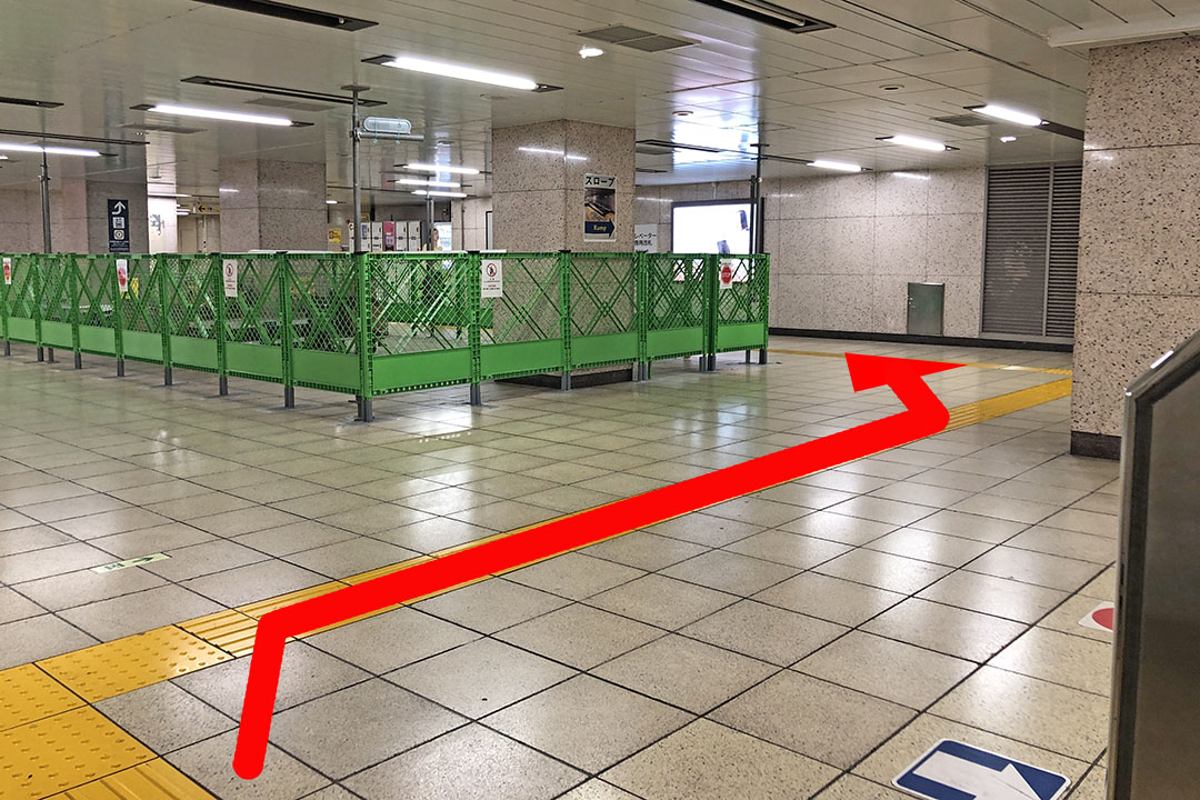 段差解消エレベーターを降りて通路の右側を写した写真