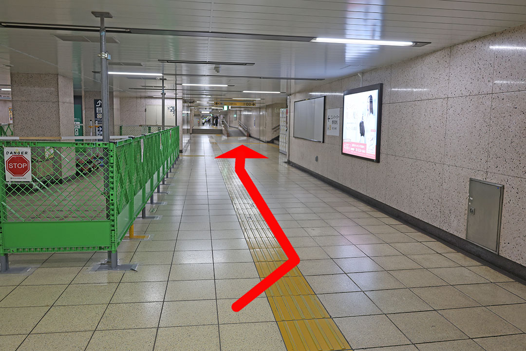 右側の通路の先を写した写真