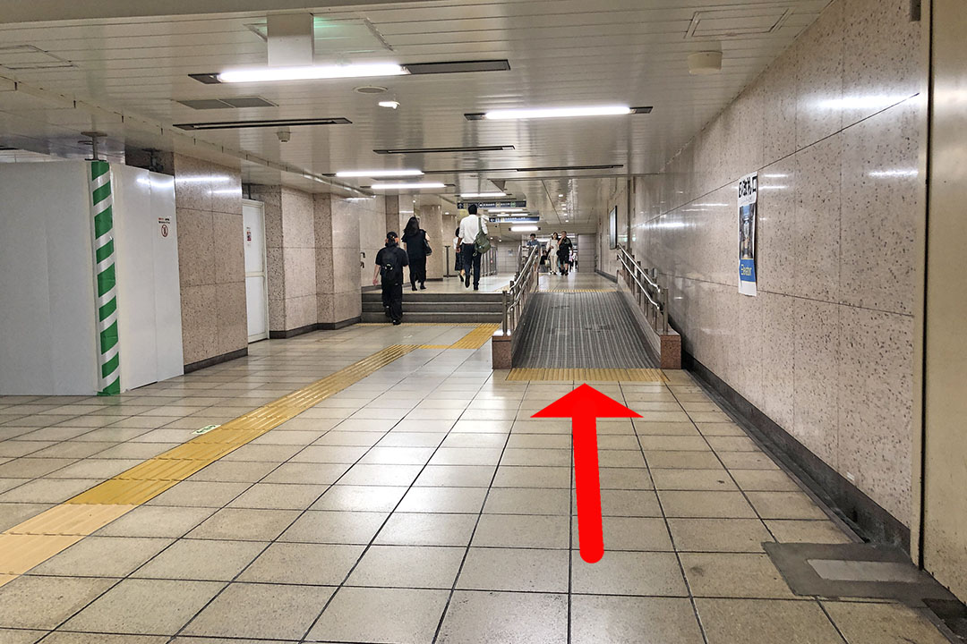 通路の先にあるスロープを写した写真