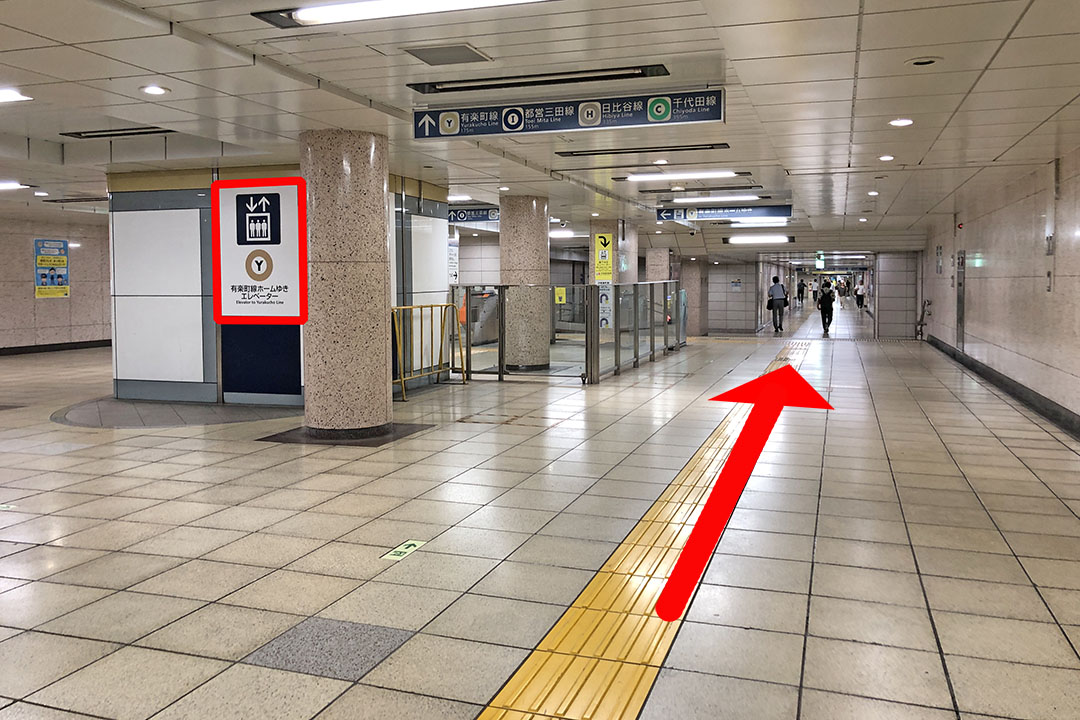 通路の前方左側にエレベーター専用改札が見える写真