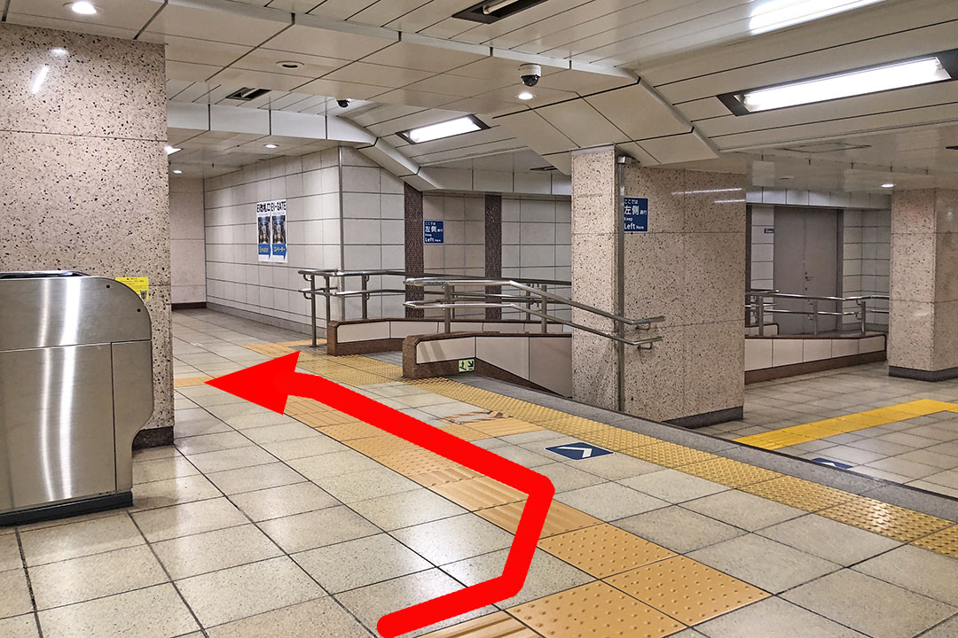 階段とスロープの手前を写した写真