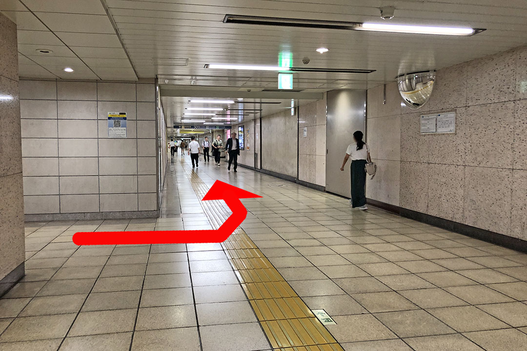 スロープを下りた先の通路の写真
