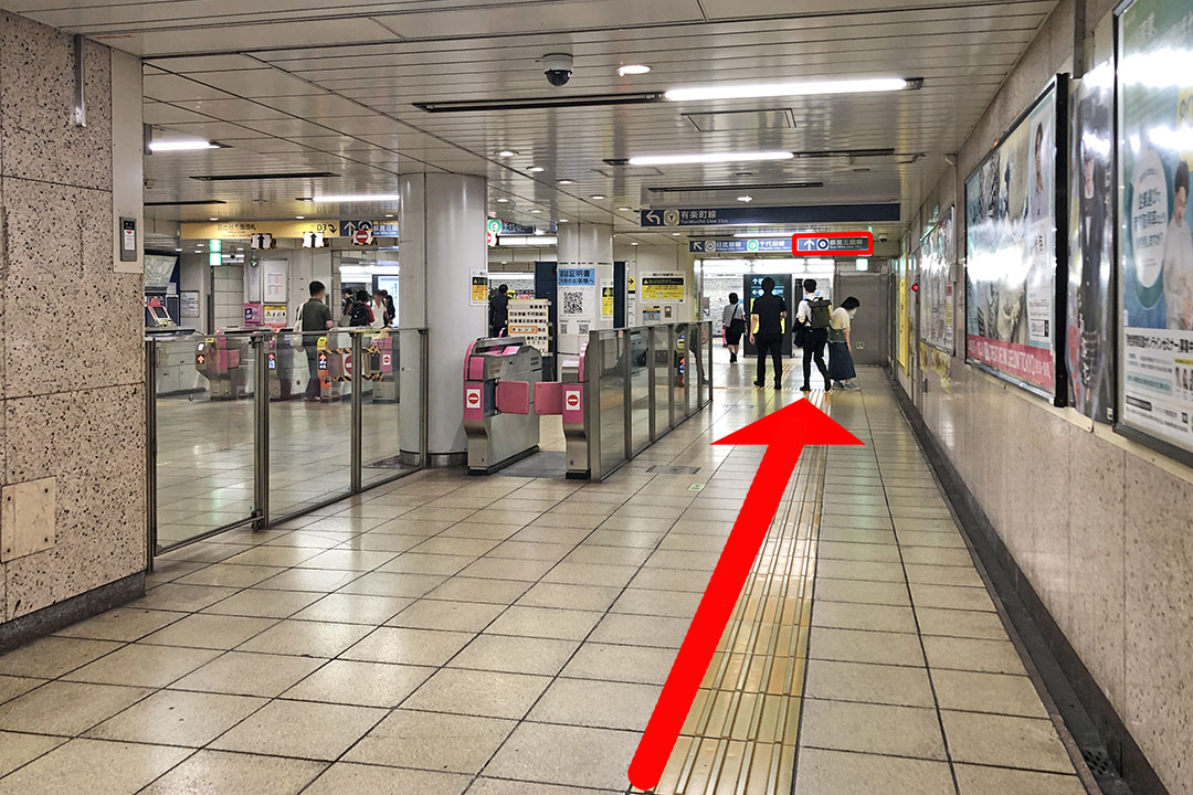 突き当たり手前の通路の写真