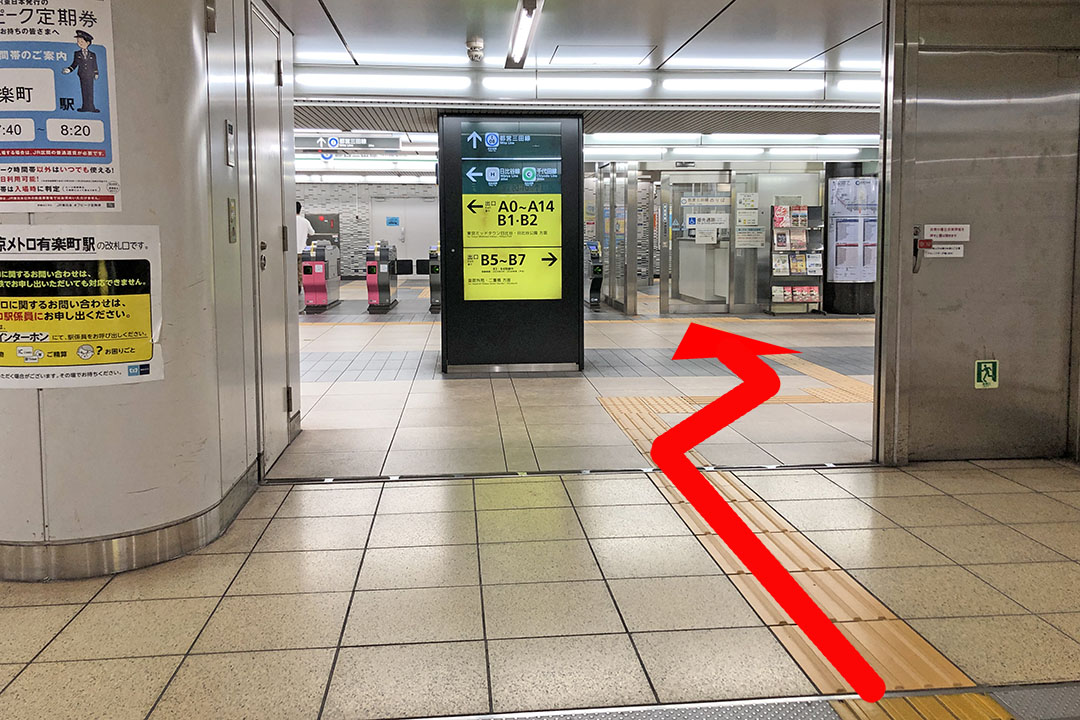通路の突き当たりにある三田線の改札を写した写真