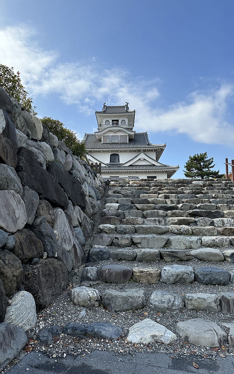 長浜城へ向かう石段