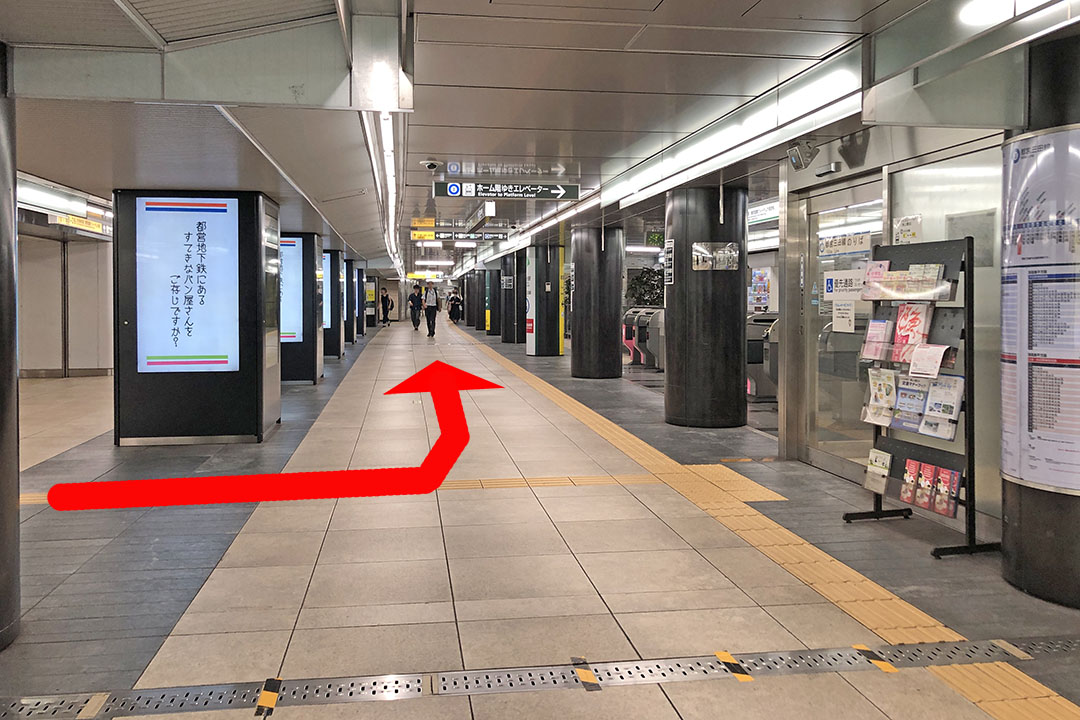 突き当たりから左方向の通路を写した写真