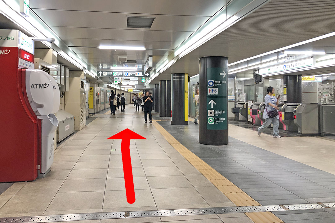 しばらくまっすぐの通路を写した写真
