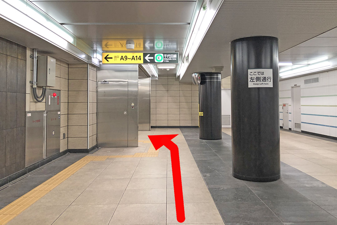 通路の突き当たりを写した写真