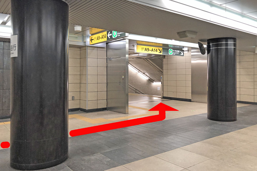 通路の突き当たりから先にある階段が見える写真