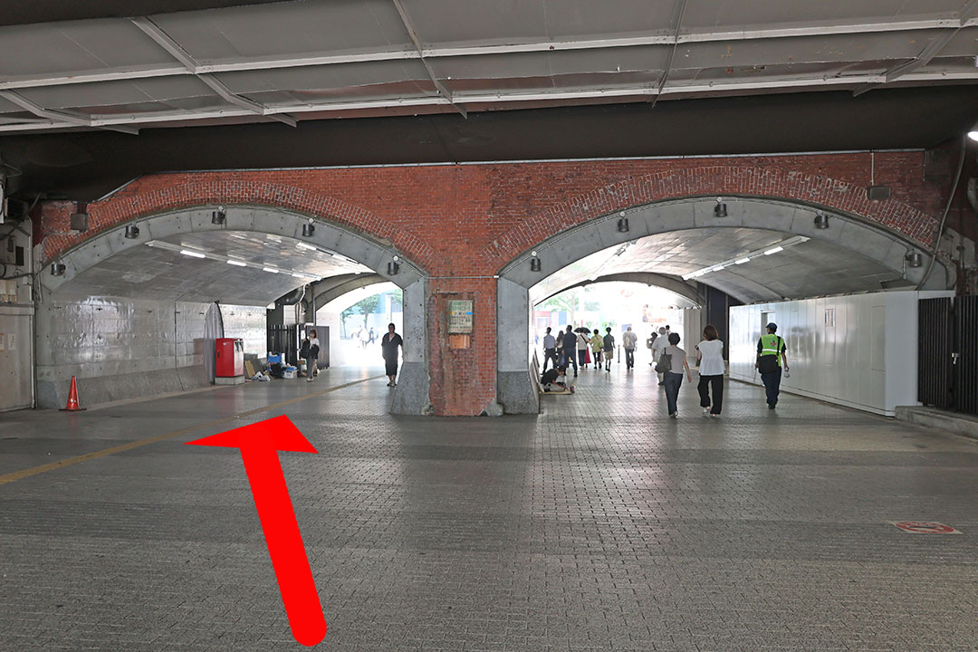 中央口から中央西口へ抜ける通路の写真