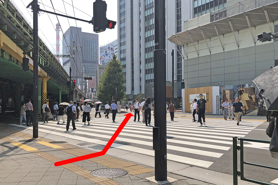 横断歩道の手前から先の歩道を写した写真