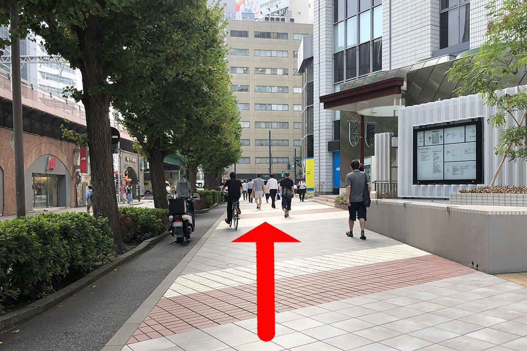歩道をまっすぐ進む写真