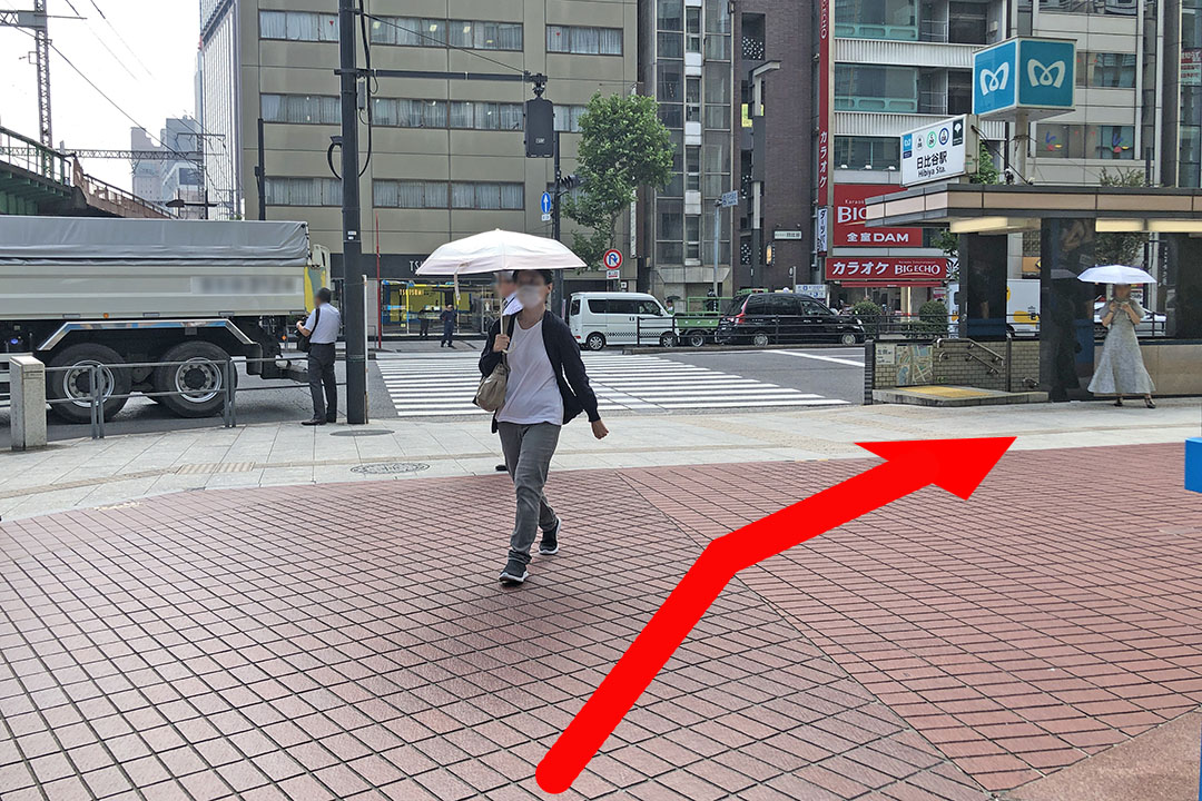 交差点の歩道の右方向を写した写真