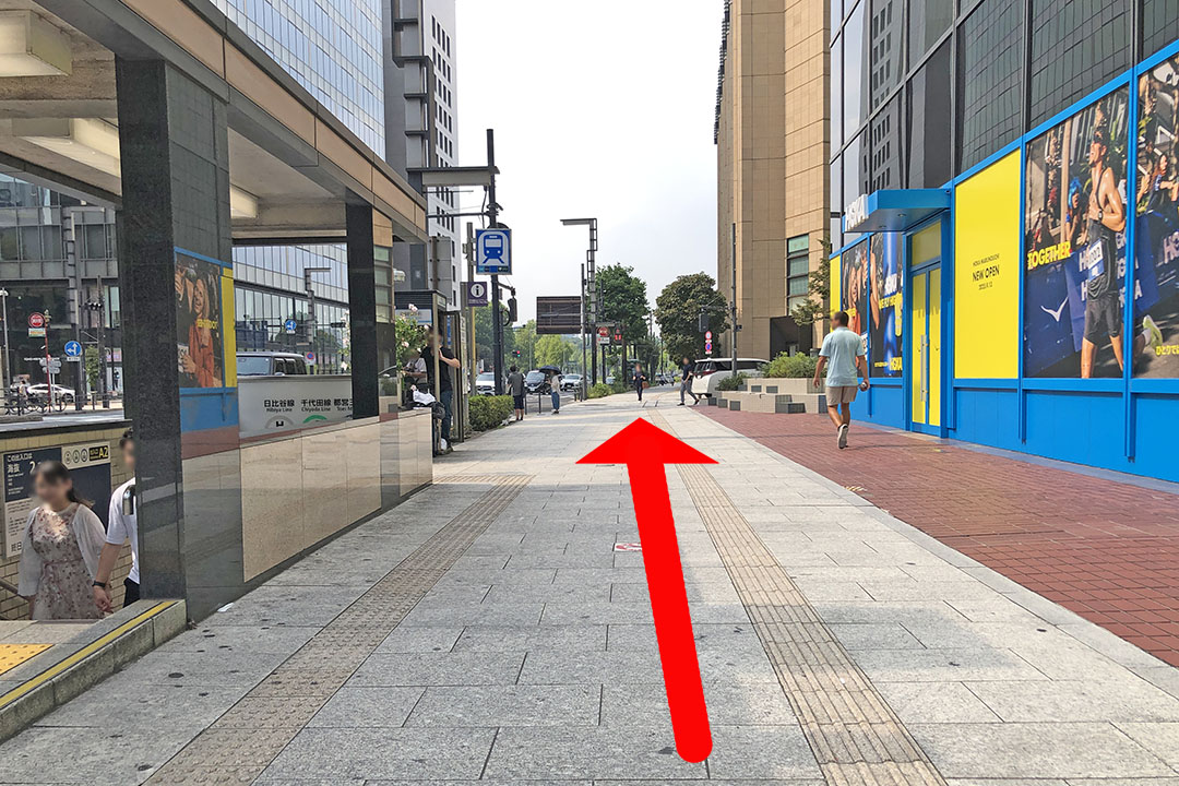 右に曲がり、その先まっすぐに進む写真