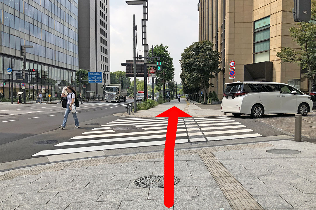 横断歩道手前から先にある歩道の写真