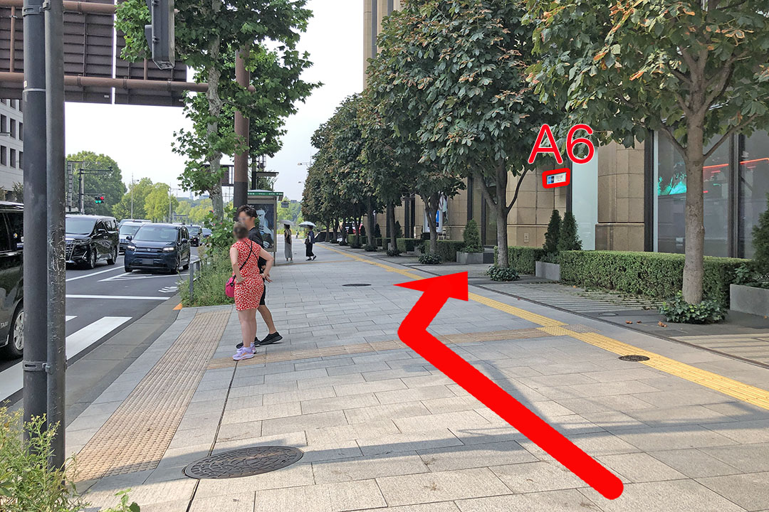 横断歩道を渡った先の右側にあるエレベーターの写真
