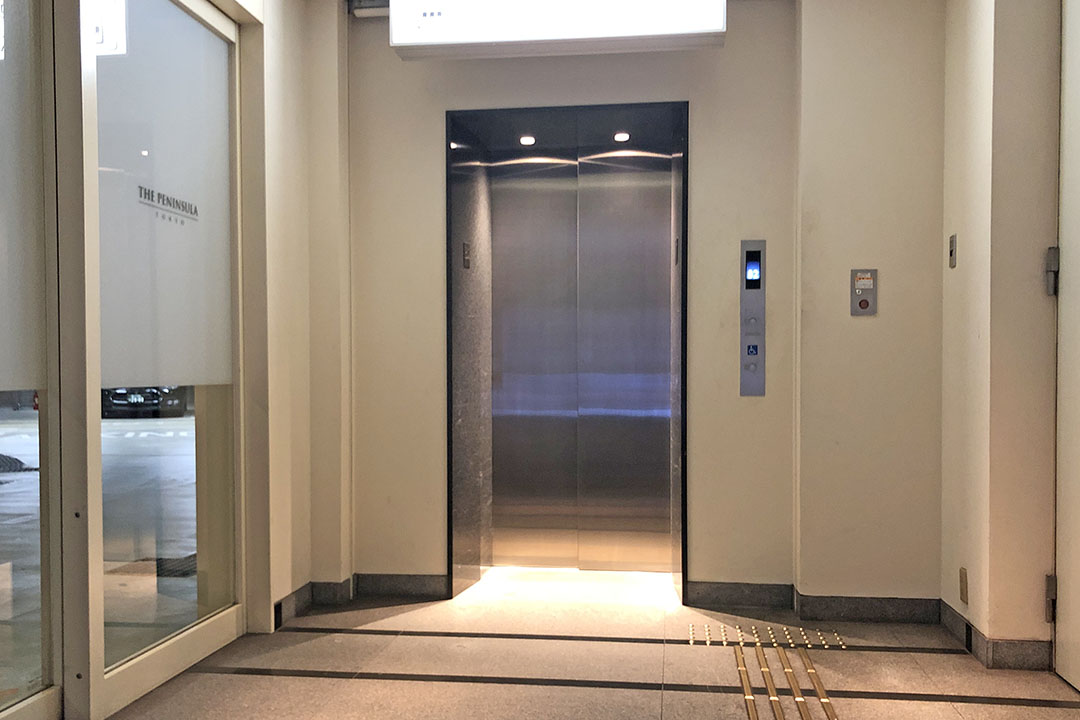 地下のエレベーターの入口を写した写真
