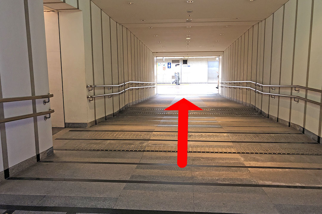 通路の突き当たりまでを写した写真