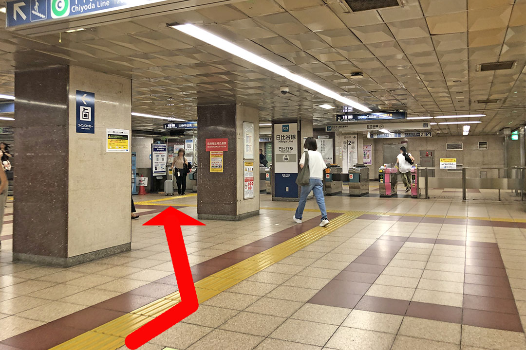 通路の突き当たりにある日比谷線日比谷駅の改札