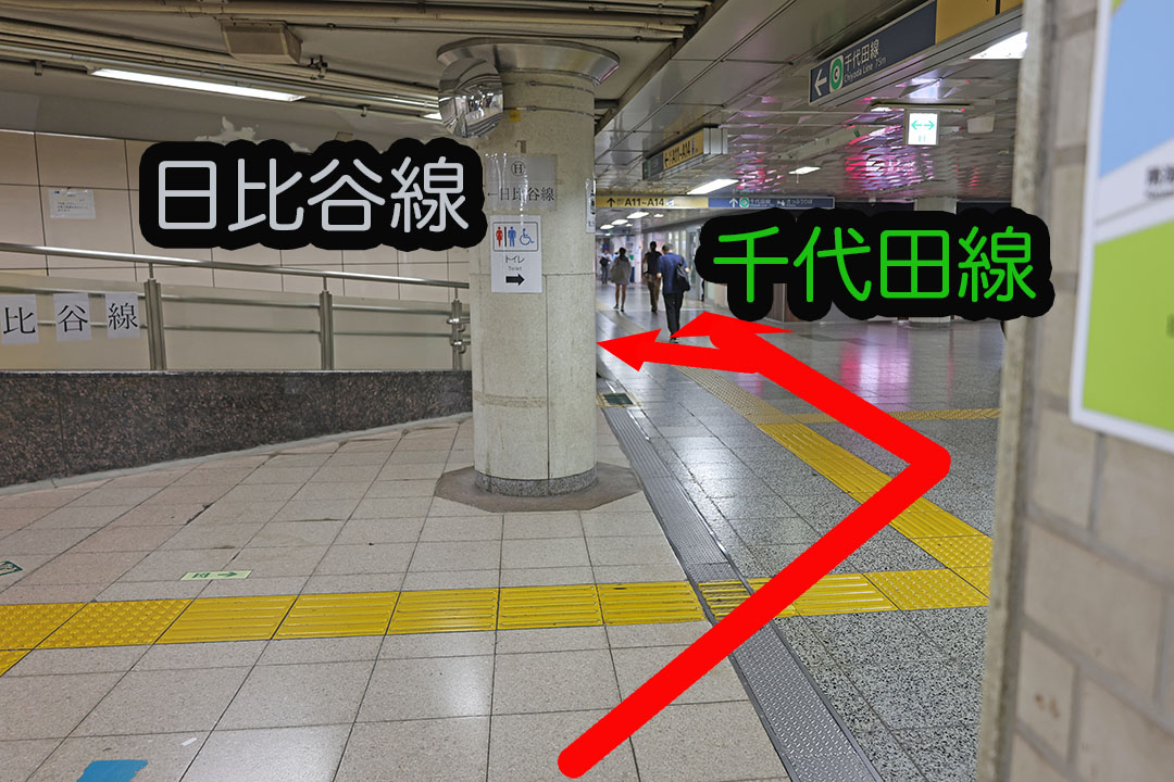 エスカレーターで上がった先の通路と左手前方向に上るスロープの写真