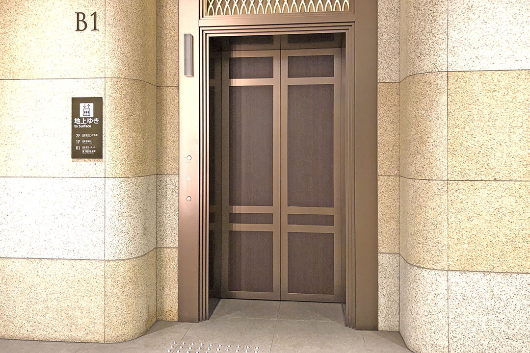 地下にあるA11エレベーターの入口