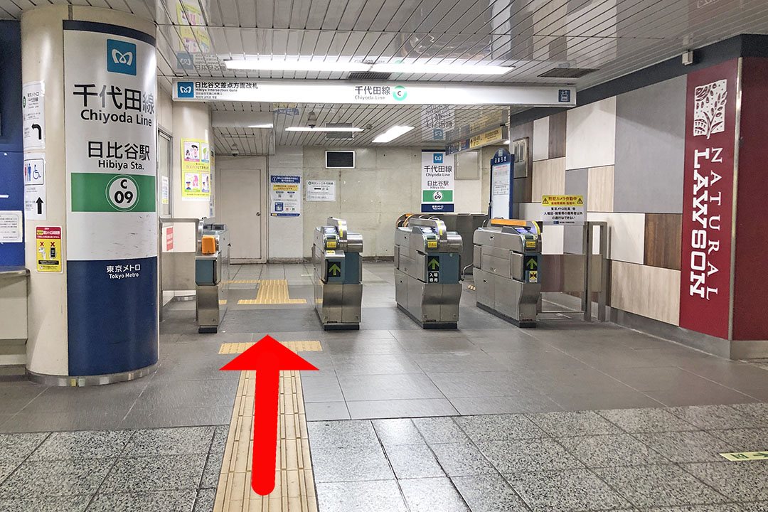 千代田線日比谷駅の改札。左端が案内所