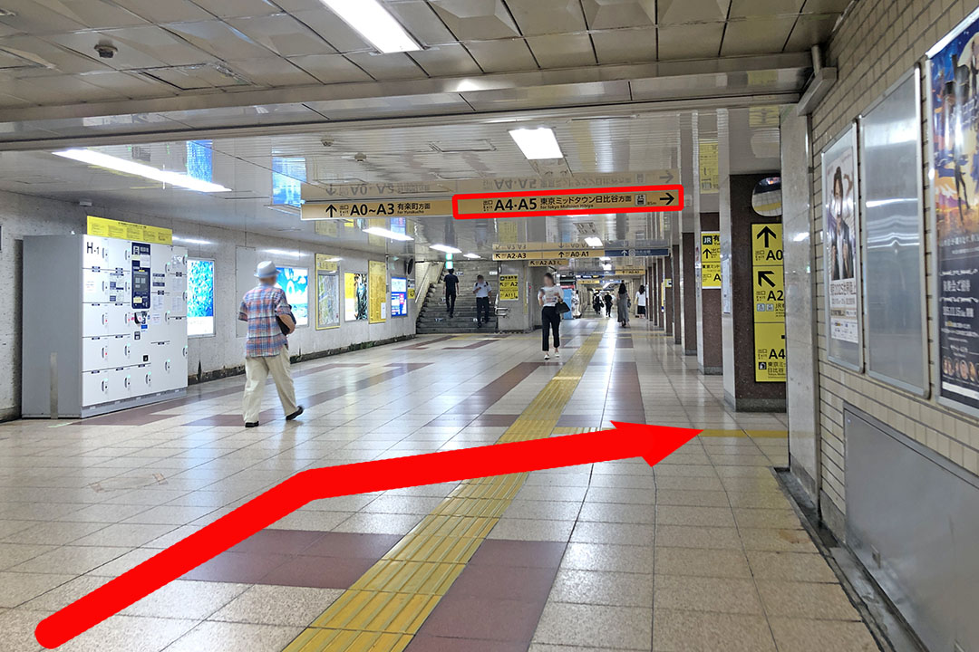 右に曲がる通路の写真