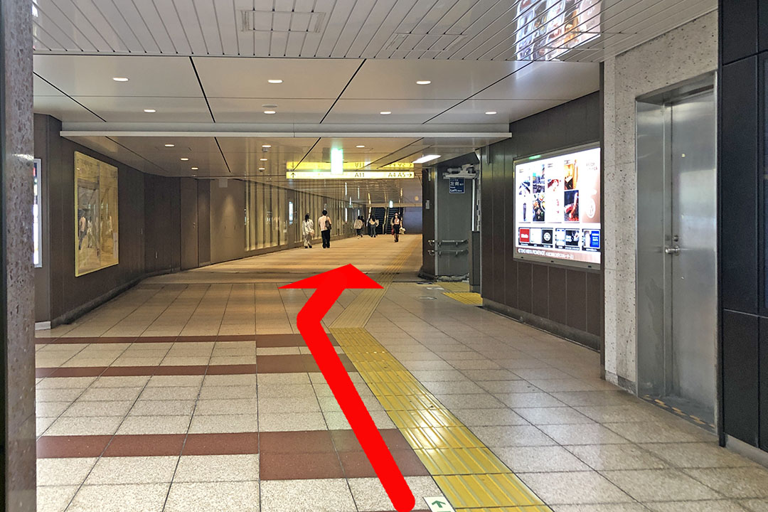 右に曲がった先の通路の写真