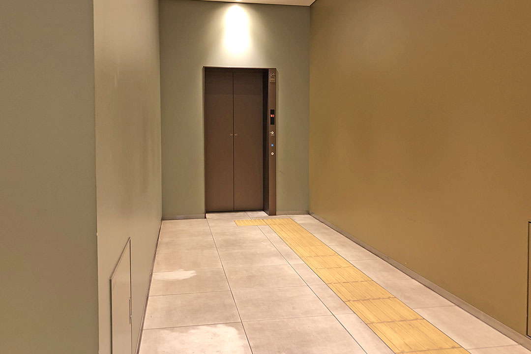 通路の突き当たりにあるエレベーターの入口
