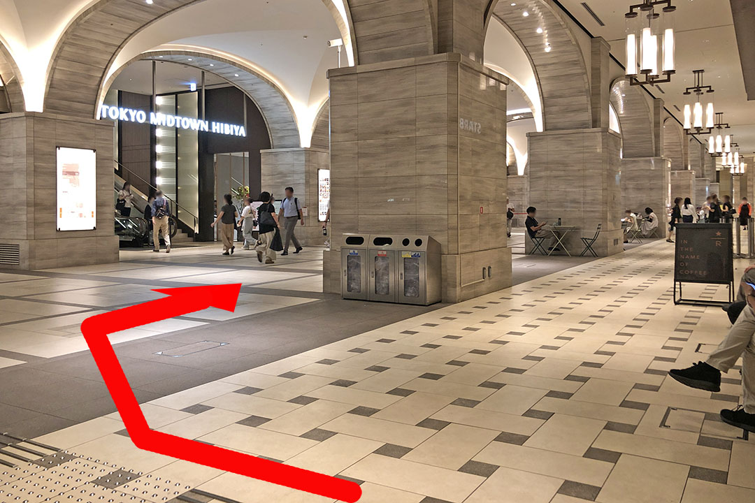 エレベーターを降りて広い通路を右に曲がるところの写真