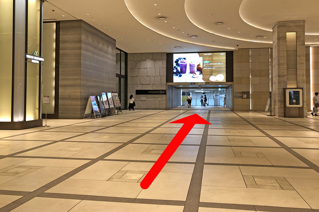 通路の突き当たり付近まで見渡せる写真