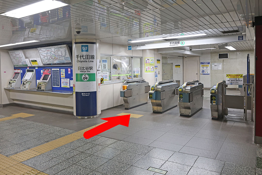 通路の右側にある千代田線日比谷駅の改札の写真