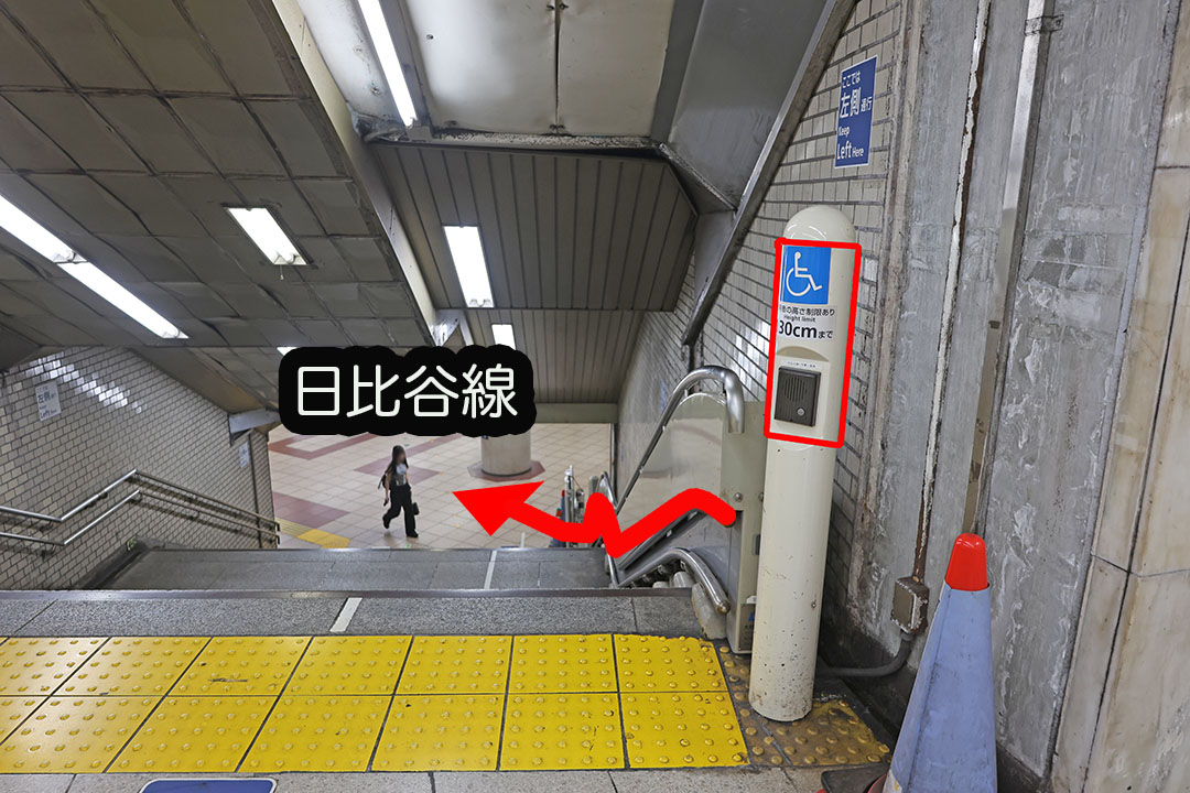 スロープを上った所にある３つ目のエスカレーターとインターフォンの写真